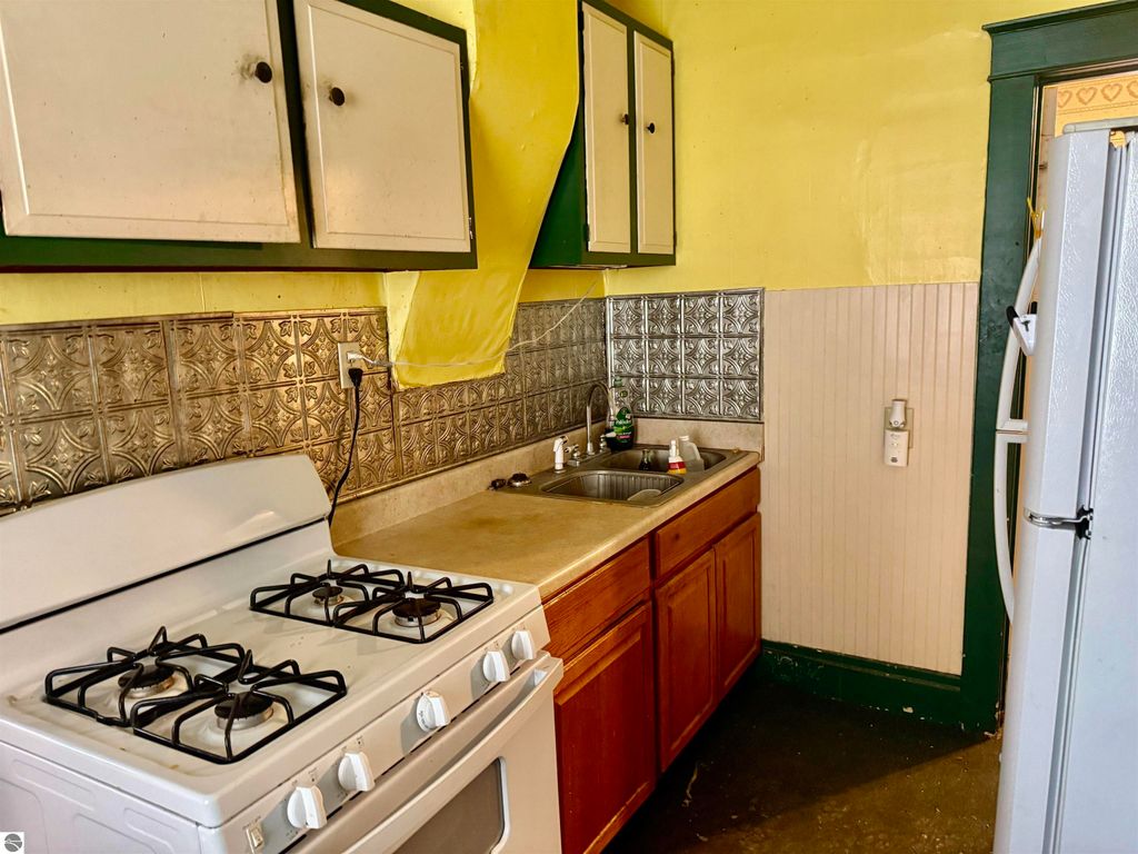 Image 4 of property listing at 2312 Durand Street, Saginaw, MI 48602