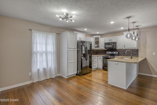 1007 S Roane Court, Webb City, MO 64870