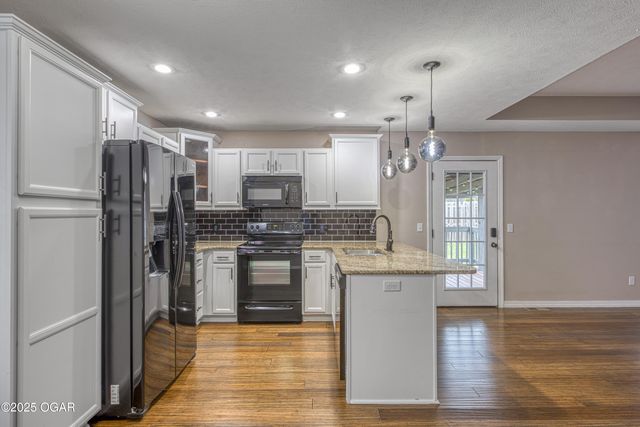 1007 S Roane Court, Webb City, MO 64870