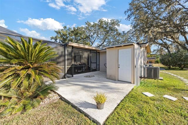 8714 W LANWAY DRIVE, Tampa, FL 33637