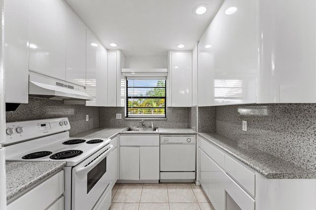200 Jacaranda Country Club Drive 3c, Plantation, FL 33324