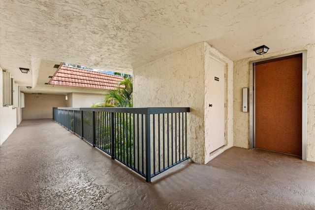 200 Jacaranda Country Club Drive 3c, Plantation, FL 33324