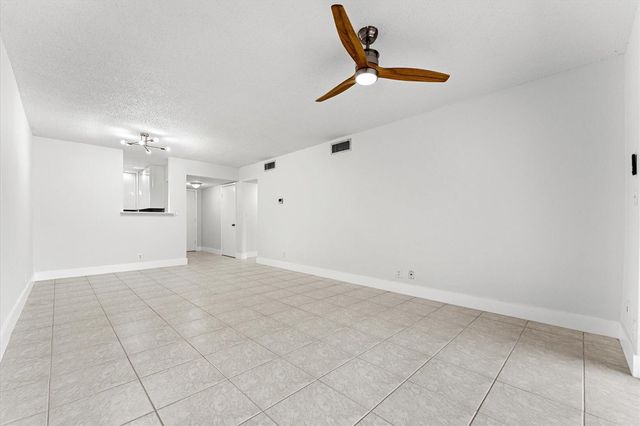 200 Jacaranda Country Club Drive 3c, Plantation, FL 33324