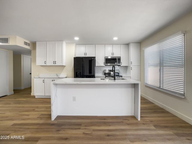 17615 N WHISPERING OAKS Drive, Sun City West, AZ 85375