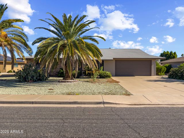 17615 N WHISPERING OAKS Drive, Sun City West, AZ 85375