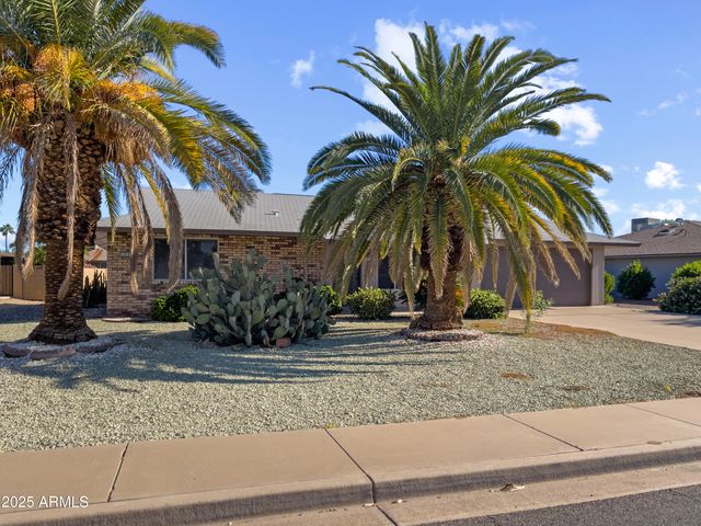 17615 N WHISPERING OAKS Drive, Sun City West, AZ 85375