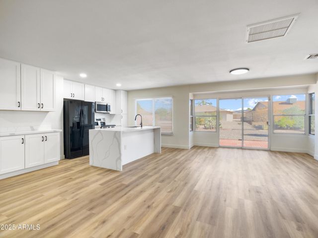 17615 N WHISPERING OAKS Drive, Sun City West, AZ 85375