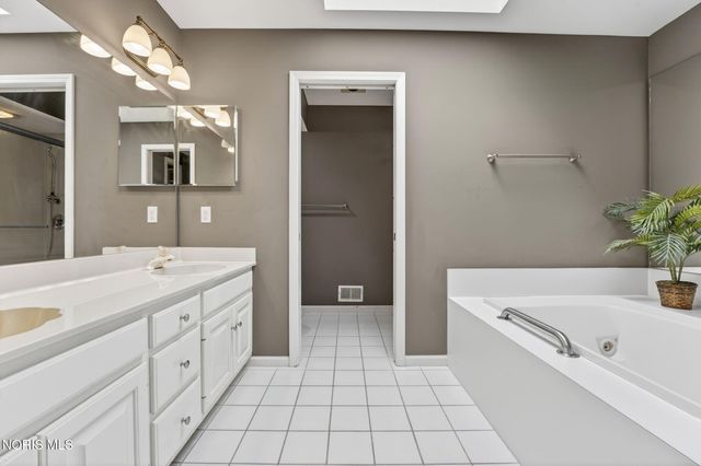 7402 Caracole Court, Sylvania, OH 43560