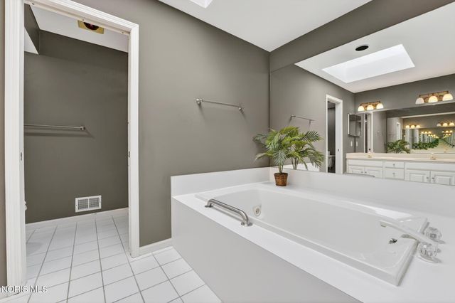 7402 Caracole Court, Sylvania, OH 43560