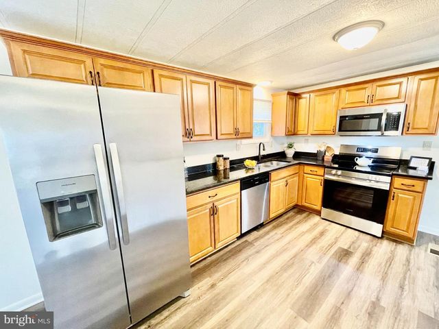 85 CEMETERY AVE, Stewartstown, PA 17363
