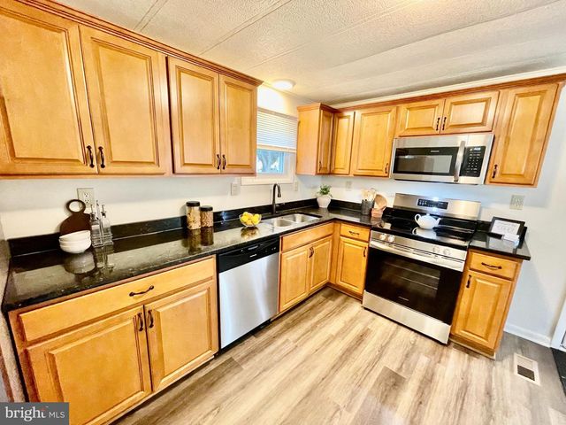 85 CEMETERY AVE, Stewartstown, PA 17363