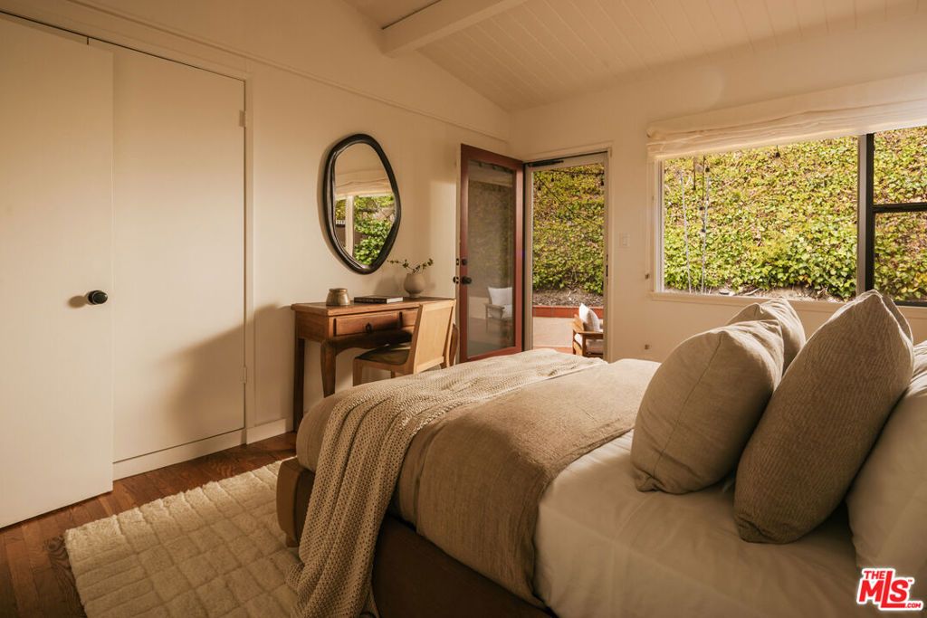 Image 10 of property listing at 588 Dryad Road, Santa Monica, CA 90402