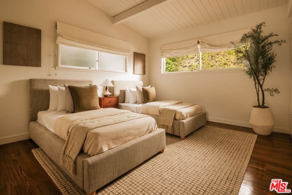 Image 12 of property listing at 588 Dryad Road, Santa Monica, CA 90402