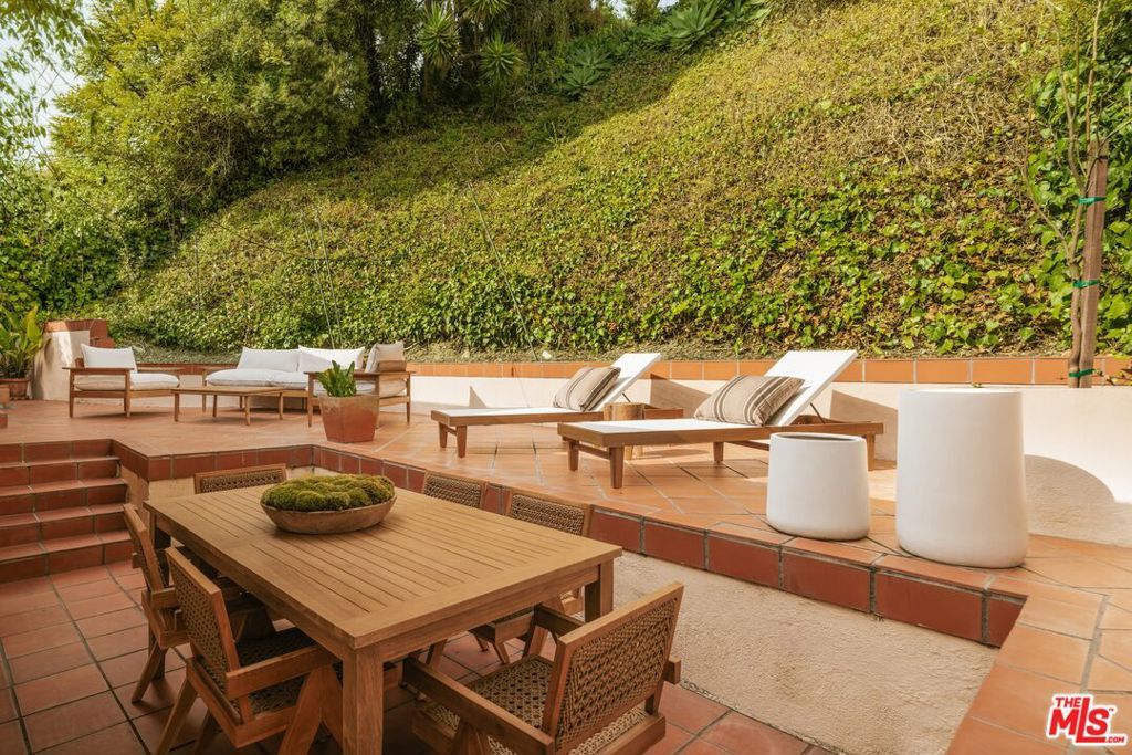 Image 16 of property listing at 588 Dryad Road, Santa Monica, CA 90402