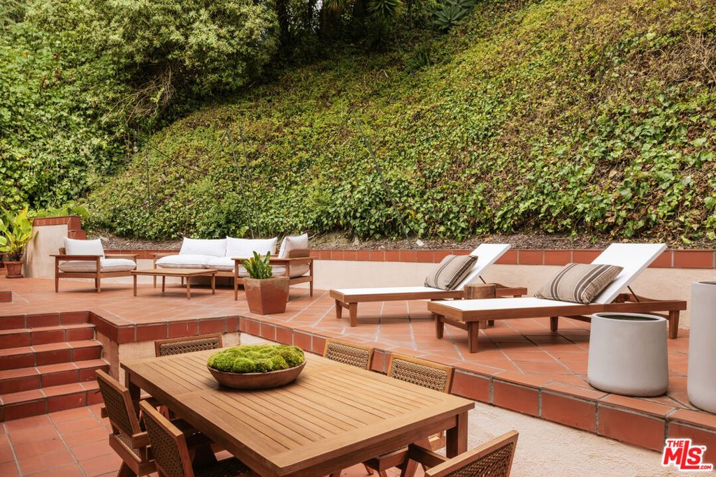 Image 17 of property listing at 588 Dryad Road, Santa Monica, CA 90402