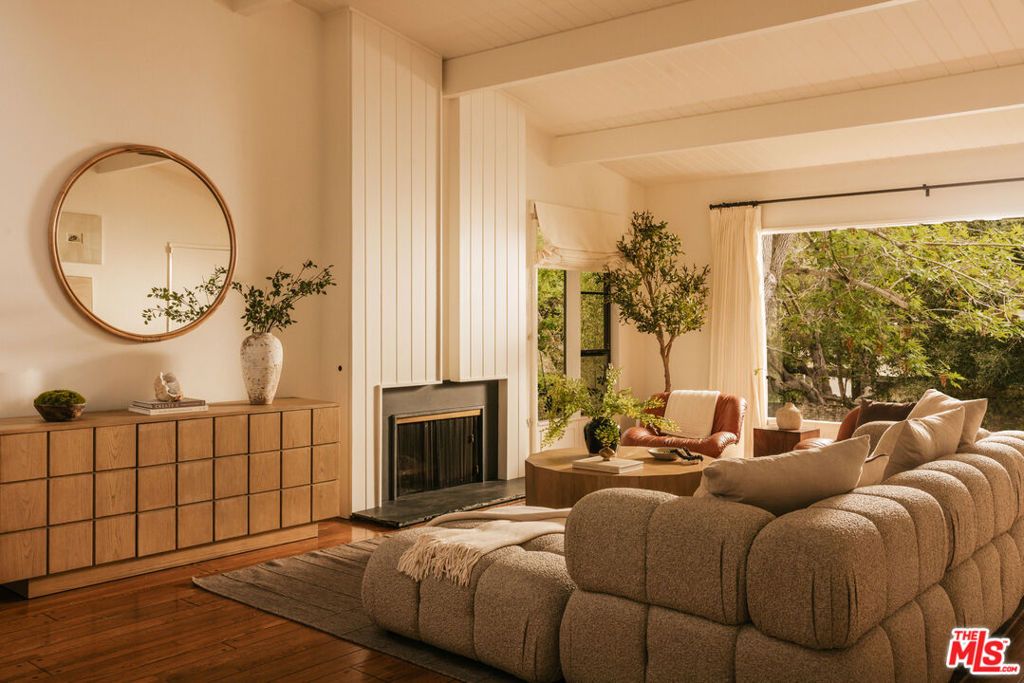 Image 2 of property listing at 588 Dryad Road, Santa Monica, CA 90402