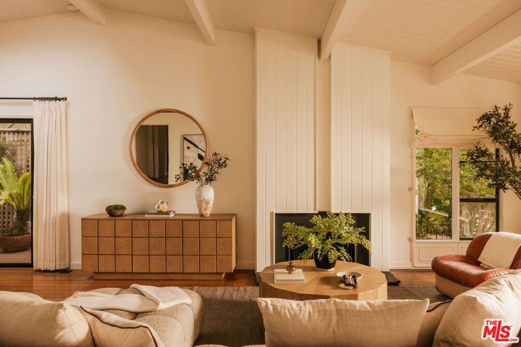 Image 3 of property listing at 588 Dryad Road, Santa Monica, CA 90402