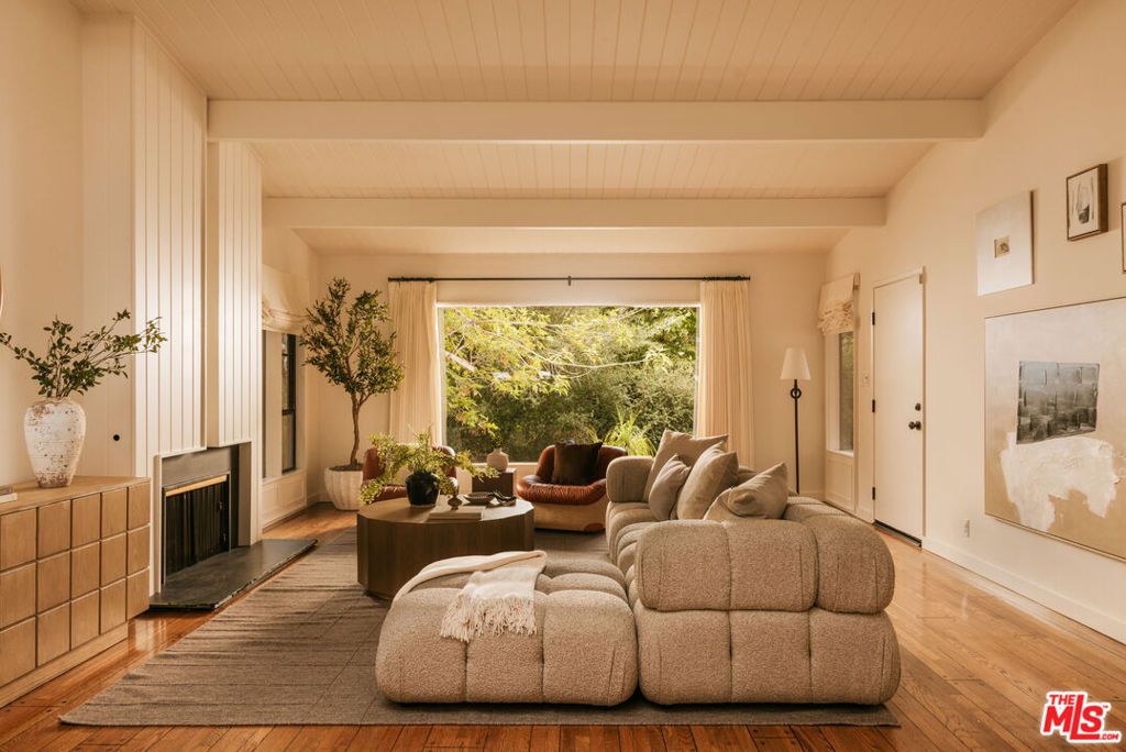 Image 4 of property listing at 588 Dryad Road, Santa Monica, CA 90402