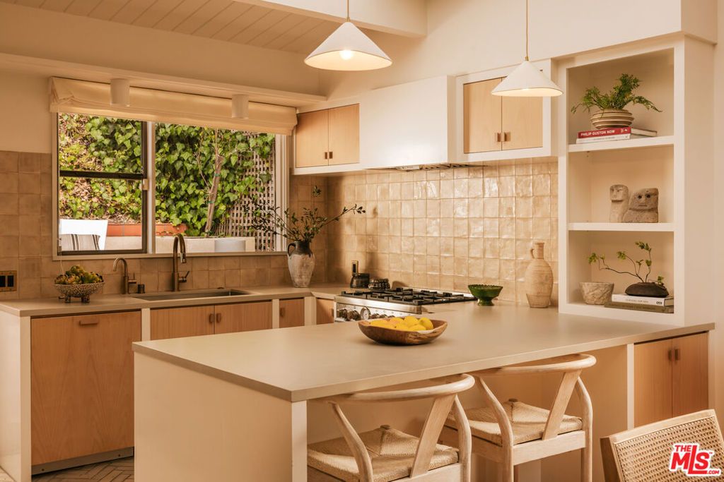 Image 7 of property listing at 588 Dryad Road, Santa Monica, CA 90402