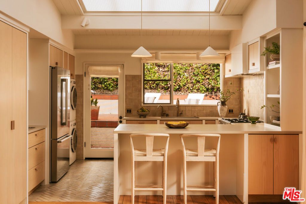 Image 8 of property listing at 588 Dryad Road, Santa Monica, CA 90402