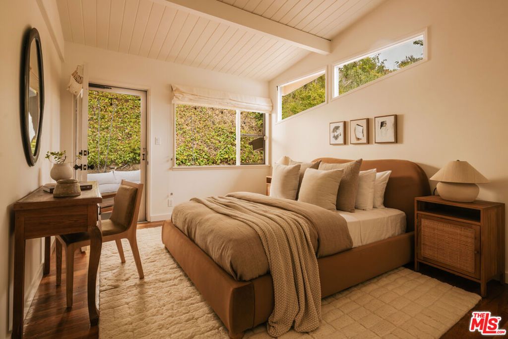 Image 9 of property listing at 588 Dryad Road, Santa Monica, CA 90402