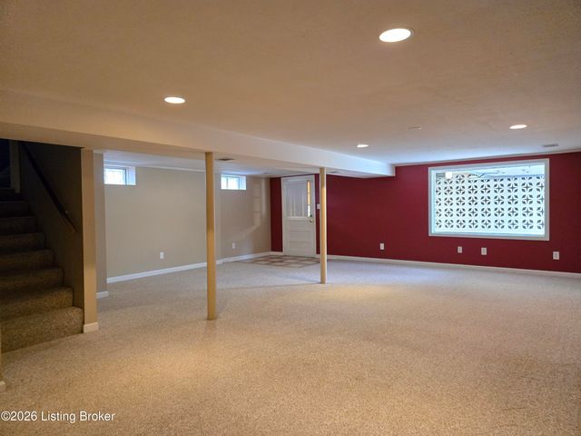 9005 Wooddale Dr, Louisville, KY 40272