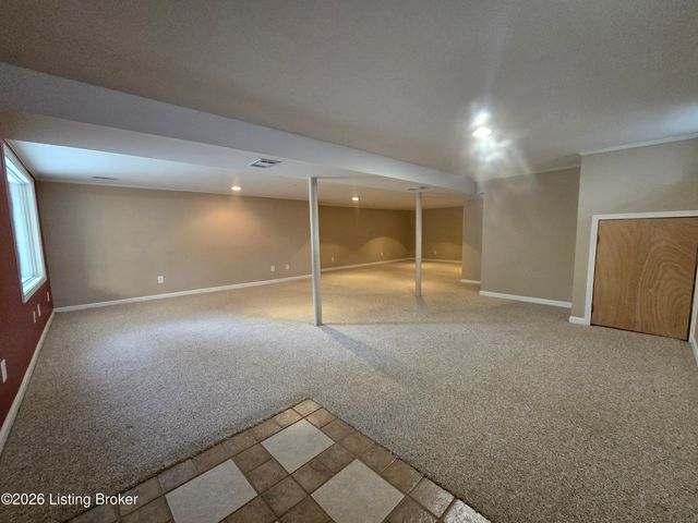 9005 Wooddale Dr, Louisville, KY 40272