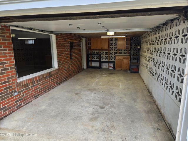 9005 Wooddale Dr, Louisville, KY 40272