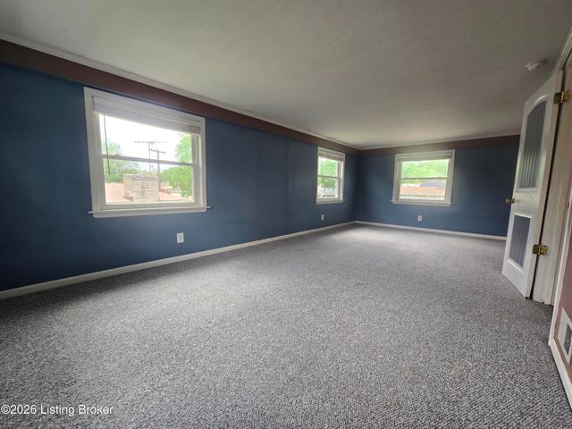 9005 Wooddale Dr, Louisville, KY 40272