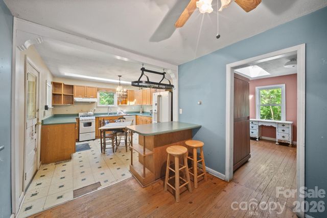 78 Green Oak Road, Asheville, NC 28804