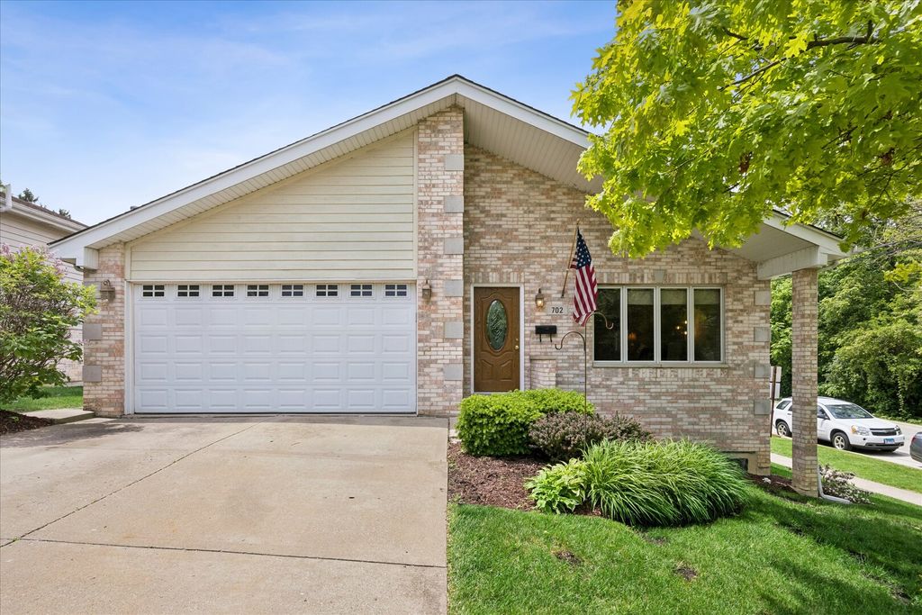 702 HICKORY Street, Lemont, IL 60439