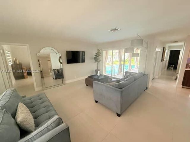 7180 SW 11th St, Pembroke Pines, FL 33023