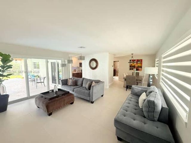 7180 SW 11th St, Pembroke Pines, FL 33023