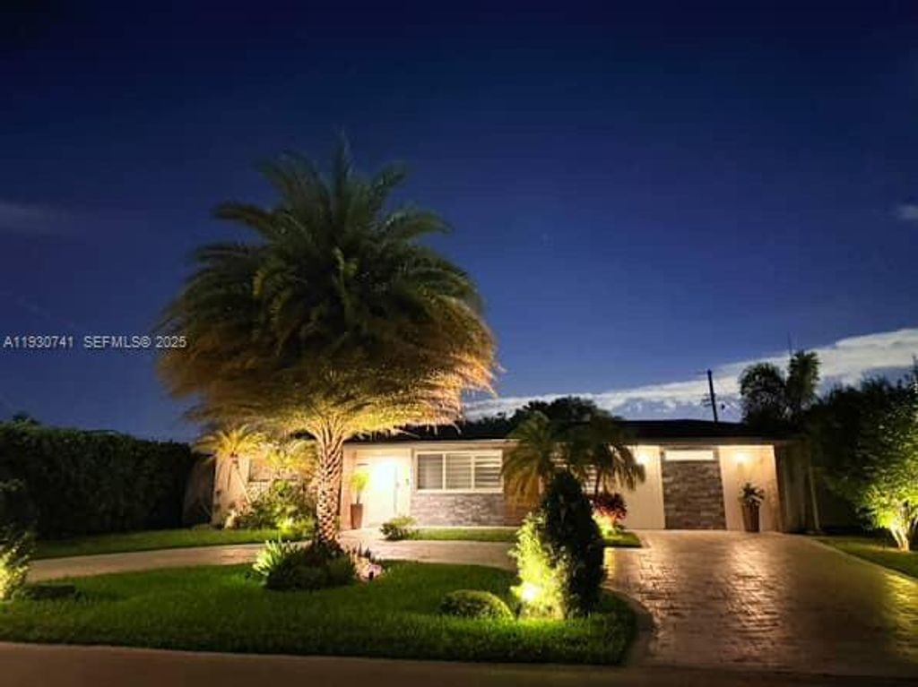 7180 SW 11th St, Pembroke Pines, FL 33023