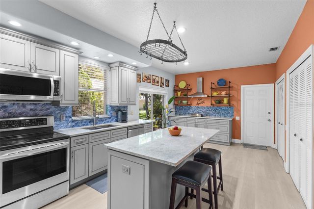 6662 OAKBROOKE CIRCLE, Bradenton, FL 34202