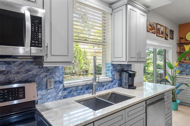 6662 OAKBROOKE CIRCLE, Bradenton, FL 34202