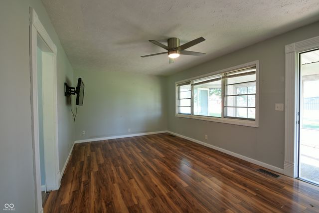 1083 E South Street, Greenfield, IN 46140