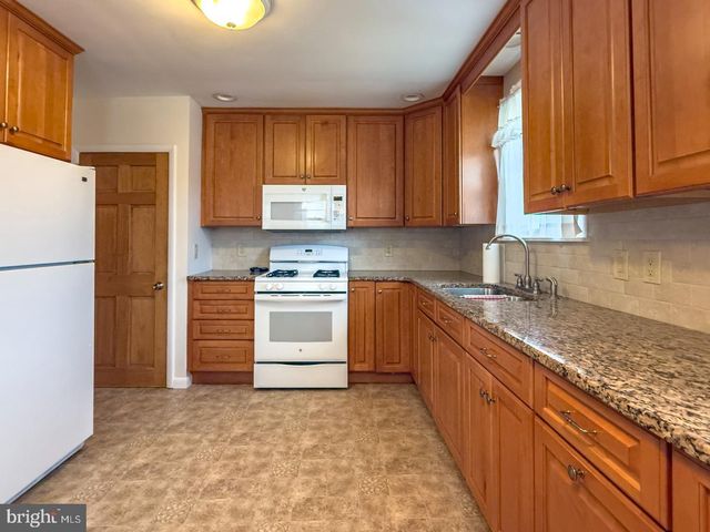 3050 ELM RD, Reading, PA 19605