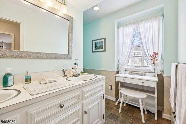 418 Pines Lake Dr, Wayne Twp., NJ 07470