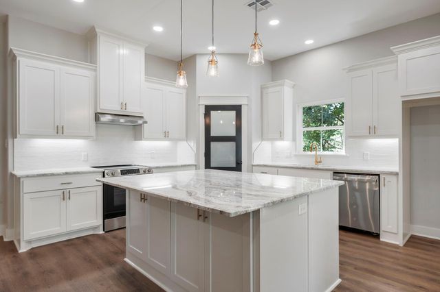 312 Morehead Street E, Franklin, TX 77856