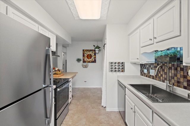 4442 S Greenridge CIRCLE, Greenfield, WI 53220