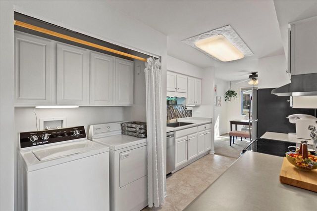 4442 S Greenridge CIRCLE, Greenfield, WI 53220