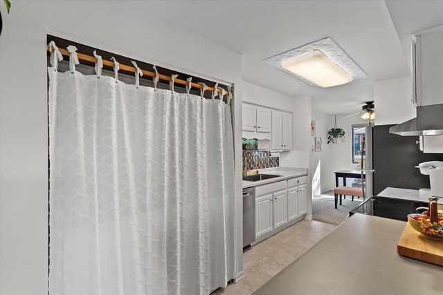 4442 S Greenridge CIRCLE, Greenfield, WI 53220