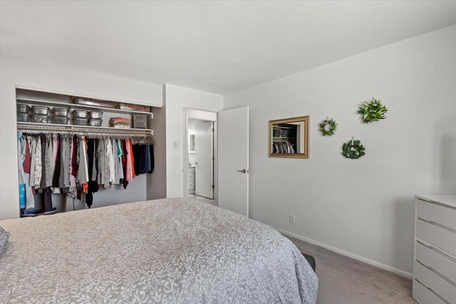 4442 S Greenridge CIRCLE, Greenfield, WI 53220