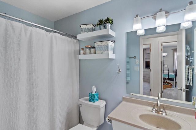 4442 S Greenridge CIRCLE, Greenfield, WI 53220