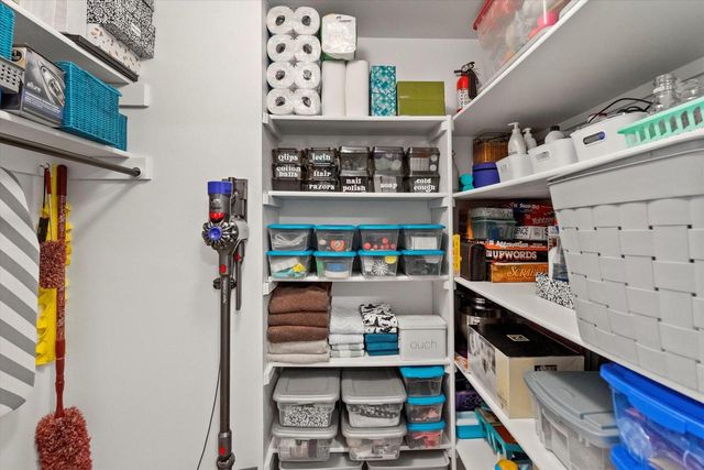 4442 S Greenridge CIRCLE, Greenfield, WI 53220