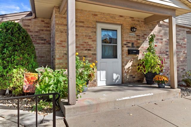 4442 S Greenridge CIRCLE, Greenfield, WI 53220