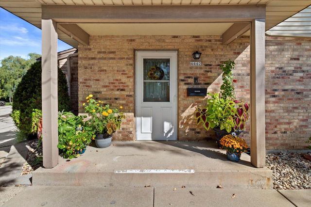 4442 S Greenridge CIRCLE, Greenfield, WI 53220