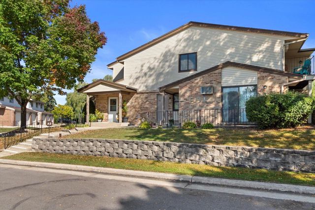 4442 S Greenridge CIRCLE, Greenfield, WI 53220