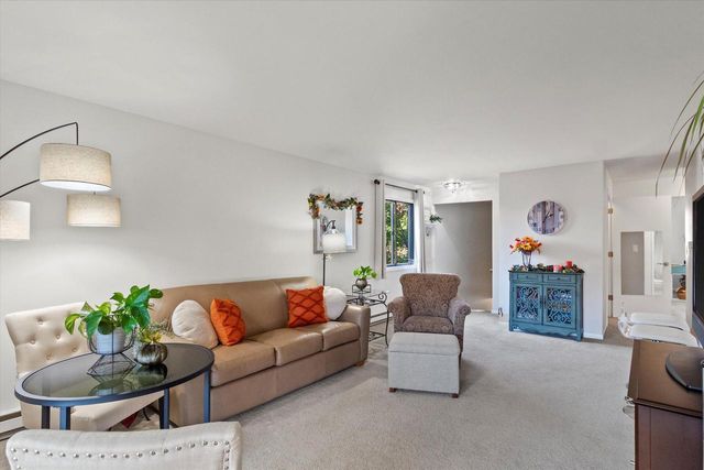 4442 S Greenridge CIRCLE, Greenfield, WI 53220